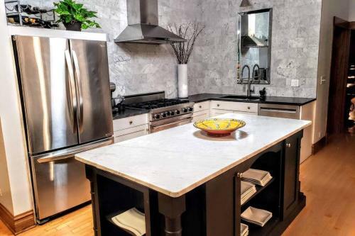 Villa Flat In Lincoln Park 2-flat Central To Everything