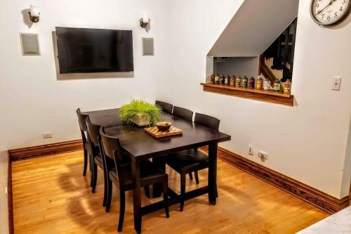 Villa Flat In Lincoln Park 2-flat Central To Everything