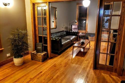 Villa Flat In Lincoln Park 2-flat Central To Everything