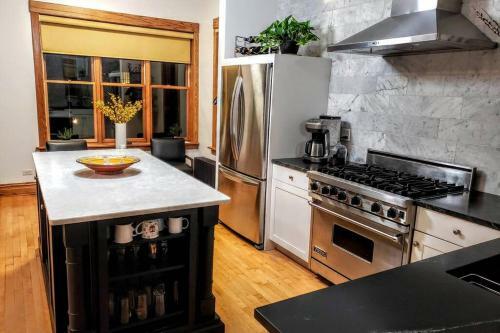 Villa Flat In Lincoln Park 2-flat Central To Everything