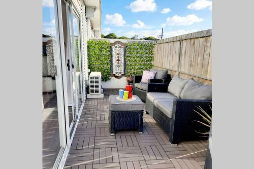 Modern 3 Bedroom Apartment, Beach, Surf & Shops