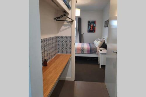 Modern 3 Bedroom Apartment, Beach, Surf & Shops