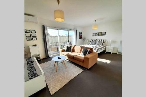 Modern 3 Bedroom Apartment, Beach, Surf & Shops