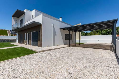 Captivating 4-bed House In Cadaval District-lisbon