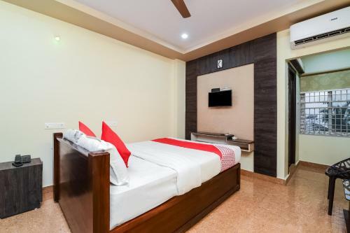 Hotel Vaccinated Staff - Oyo 28131 Bhimas Residency
