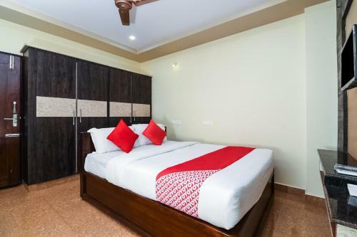 Hotel Vaccinated Staff - Oyo 28131 Bhimas Residency