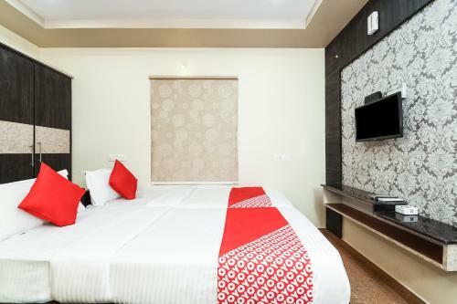 Hotel Vaccinated Staff - Oyo 28131 Bhimas Residency