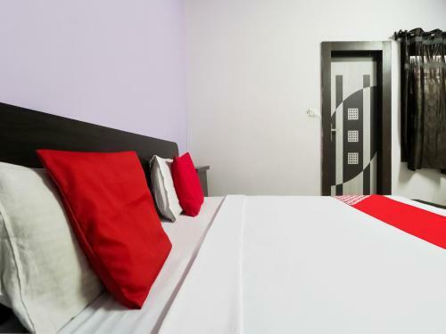 Oyo 81586 Hotel 9th Iris