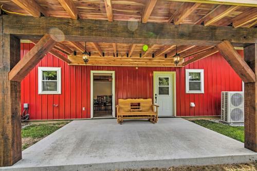 Charming Apartment With Great Outdoor Space!