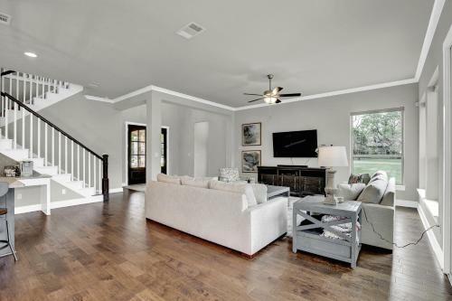 Stunning Luxury Lake Home With Waterfront & Dock!