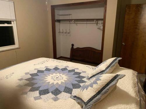 Cheerful 4 Br/2 Baths Between Evansville/ Newburgh