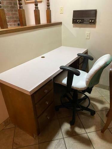 Cheerful 4 Br/2 Baths Between Evansville/ Newburgh