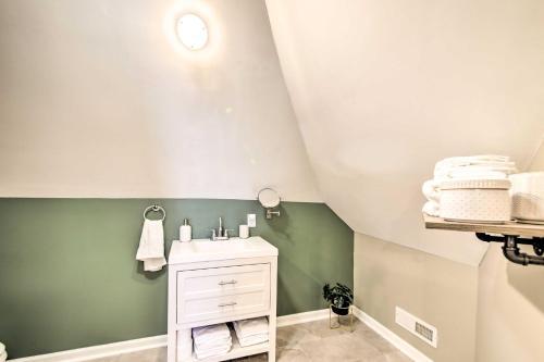 Sunny Duplex With Fire Pit, 2 Mi To Dtwn Indy