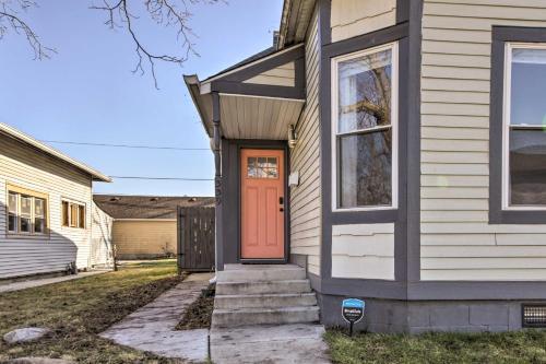 Sunny Duplex With Fire Pit, 2 Mi To Dtwn Indy