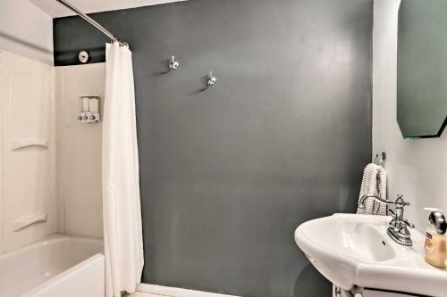 Mid-century Modern Escape - 8 Mi To Downtown!