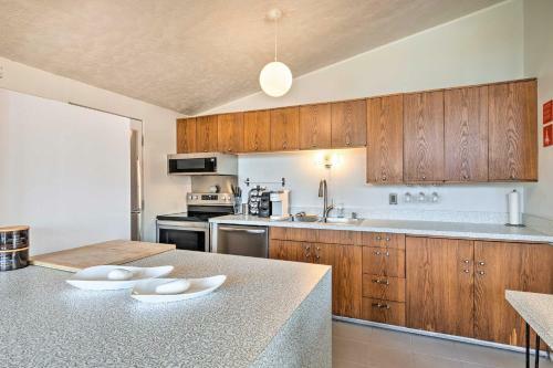 Mid-century Modern Escape - 8 Mi To Downtown!