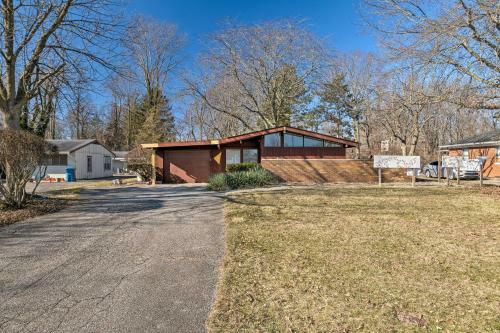 Mid-century Modern Escape - 8 Mi To Downtown!