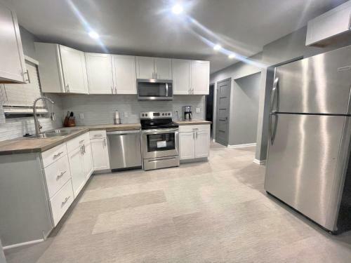 Modern 5br Ranch Home W/ Game Room & Fireplace