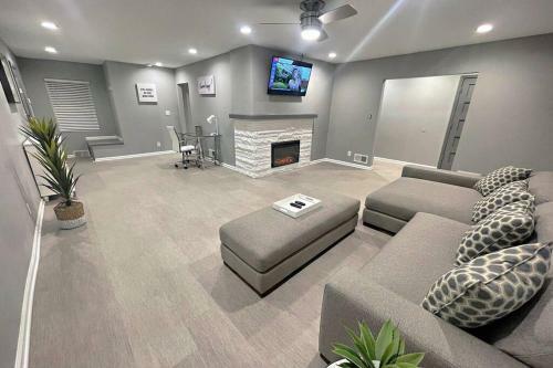 Modern 5br Ranch Home W/ Game Room & Fireplace