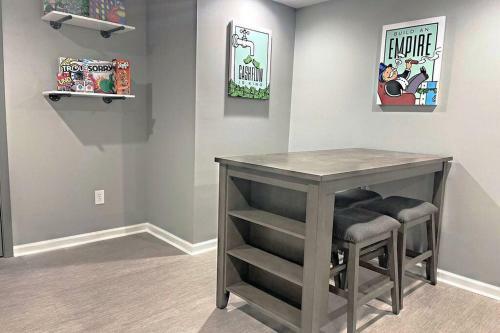 Modern 5br Ranch Home W/ Game Room & Fireplace