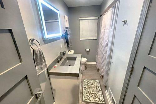 Modern 5br Ranch Home W/ Game Room & Fireplace