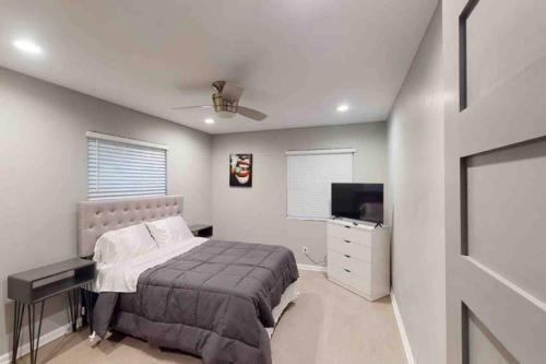 Modern 5br Ranch Home W/ Game Room & Fireplace