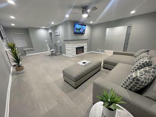 Modern 5br Ranch Home W/ Game Room & Fireplace
