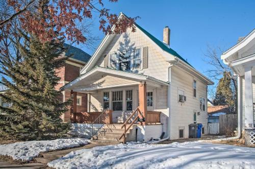 Pet-friendly Cedar Rapids Home, 1 Mi To Dtwn!