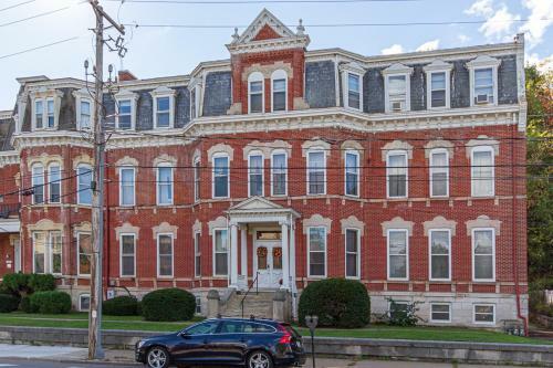 Updated Historic Apartment In Downtown Dubuque