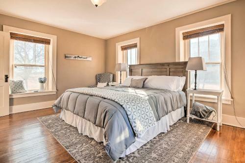 Pet-friendly Manhattan Escape With Fire Pit!