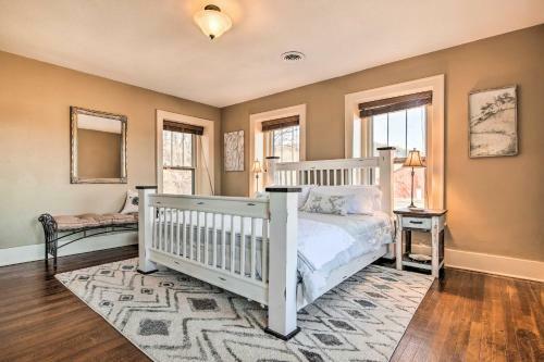 Pet-friendly Manhattan Escape With Fire Pit!