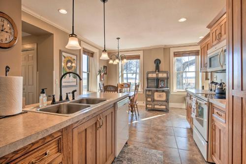 Pet-friendly Manhattan Escape With Fire Pit!
