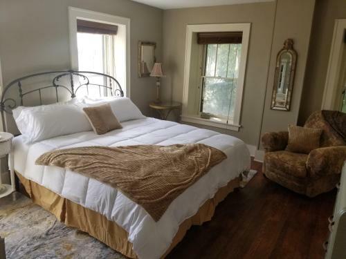 Complete Bnb Presents Mkr1599, Historic Rosencutter House