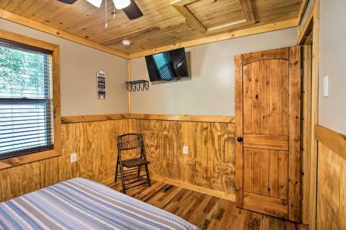 Quaint Beattyville Cabin Less Than 1 Mi Into Town!