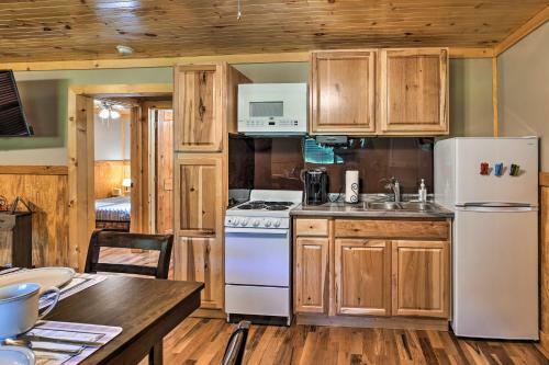 Quaint Beattyville Cabin Less Than 1 Mi Into Town!