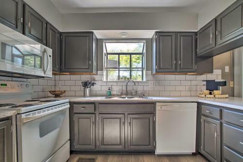 Modern Townhome With Fireplace Near Stoll Park