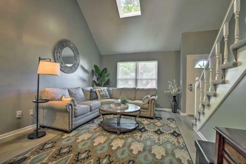Modern Townhome With Fireplace Near Stoll Park