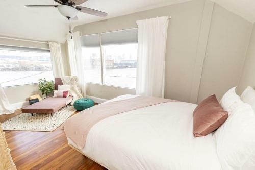 Cozy Riverfront Bungalow With Stunning Views
