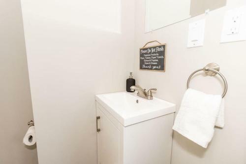 Cozy Riverfront Bungalow With Stunning Views