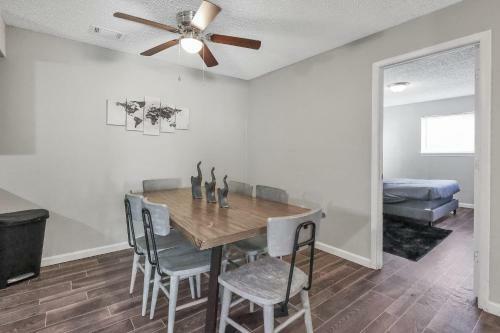 Entire Apartment With 75 Walk Score Getaway