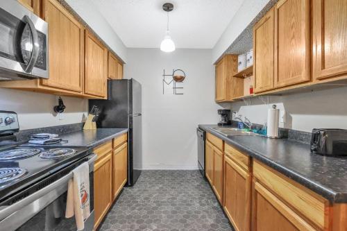 Entire Apartment With 75 Walk Score Getaway