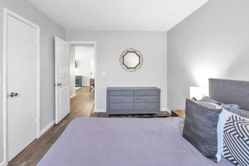 Entire Apartment With 75 Walk Score Getaway