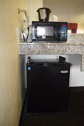 Hotel Value Inn - Livonia
