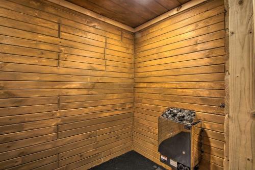 Elegant And Quiet Maine Escape With Sauna And Deck!