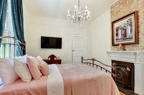 2bd French Luxury W/ Courtyard