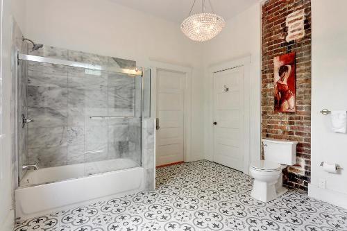 2bd Luxury Modern W Courtyard