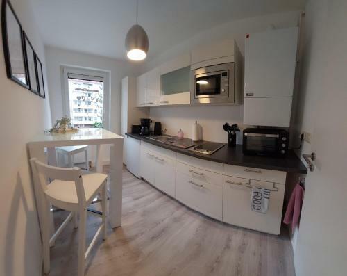 Helles Modern Eingerichtetes Apartment