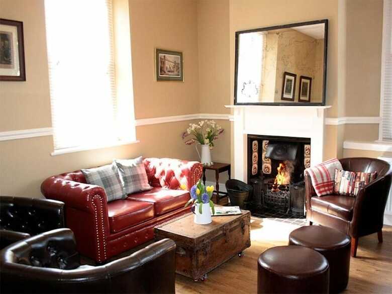 Hostal Castle Court