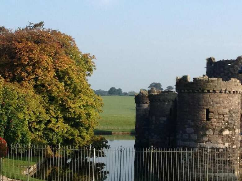 Hostal Castle Court