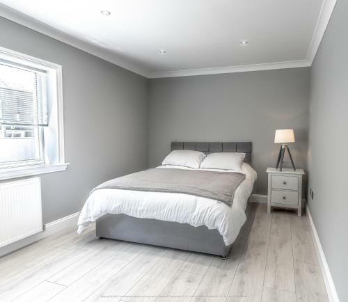Lovely 1-bed Cottage In Kelty With Hot Tub